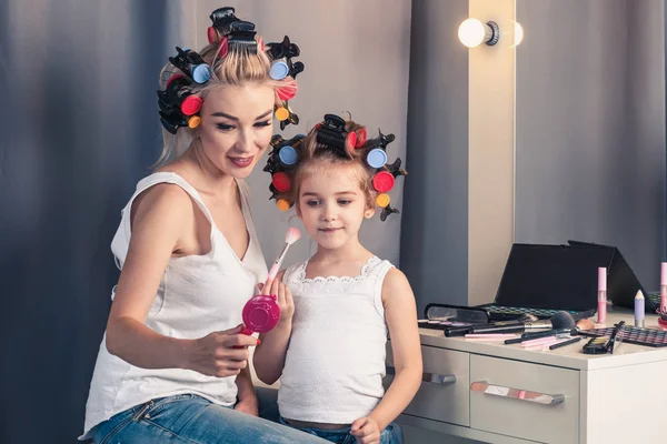 Anne ve çocuk kızı makyaj ve having fun — Stok fotoğraf