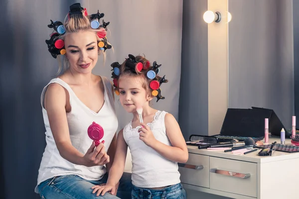Anne ve çocuk kızı makyaj ve having fun — Stok fotoğraf