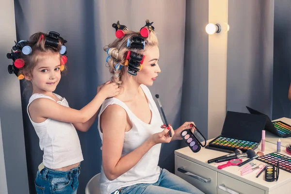 Güzel genç anne ve kızıyla birlikte saç curlers — Stok fotoğraf