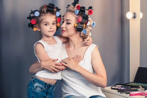 Güzel genç anne ve kızıyla birlikte saç curlers — Stok fotoğraf