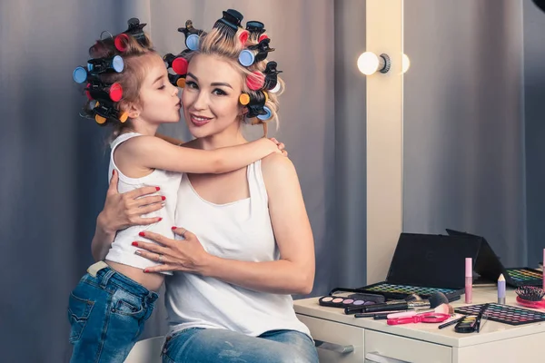 Güzel genç anne ve kızıyla birlikte saç curlers — Stok fotoğraf