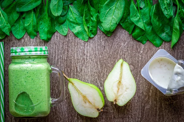 Smoothie vert sain aux épinards dans une tasse sur fond en bois — Photo