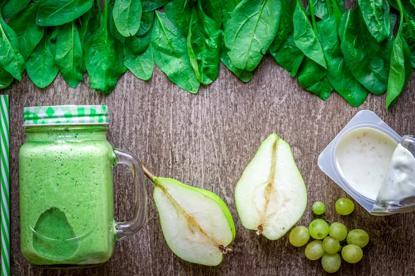 Smoothie vert sain aux épinards dans une tasse sur fond en bois — Photo