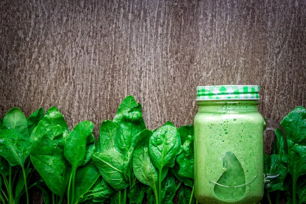 Bardak ıspanak suyu ahşap arka plan üzerinde