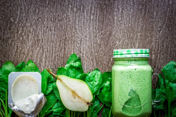 Verre de jus d'épinards sur fond en bois — Photo