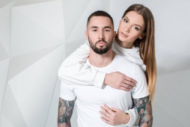 şık çift stüdyoda poz.