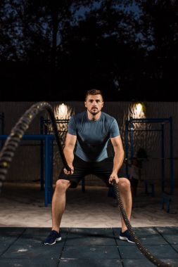 İp ile egzersiz yapan erkek