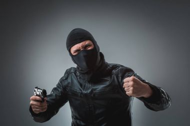 hırsız veya terörist silahıyla ateş siyah maske.