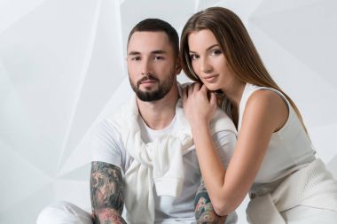 şık çift stüdyoda poz.