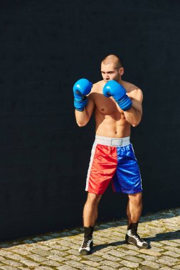 Boxer şort ve sokakta pratik eldiven