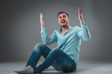 Kamera gülümseyen seyir katta oturan rahat genç adam çekici