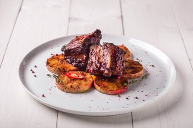 Sıcak et yemekleri. Biber ve elma ile Domuz kaburga ızgara