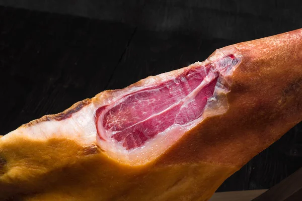Jamon. Jamon serrano. Geleneksel İspanyolca jambon siyah yakın çekim.