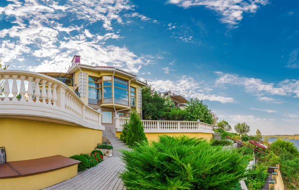 Doğa ile çevrili dış modern tarzı villa