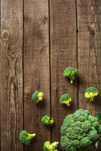 Brócolis na ardósia e contador de madeira de fundo superior — Fotografia de Stock