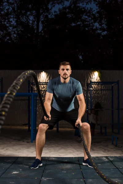 İp ile egzersiz yapan erkek