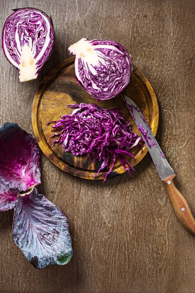 kayrak ve ahşap karşı en iyi arka plan üzerine dilimlenmiş