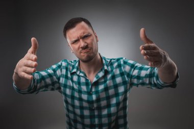 Kamera ve Puan bakarak heyecanlı adam portresi size parmak ile.