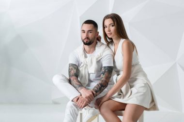 stüdyoda poz şık bir çift atış.