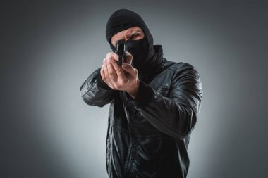 hırsız veya terörist silahıyla ateş siyah maske.