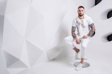 Pantolon ve Beyaz tişört giyen yakışıklı adam