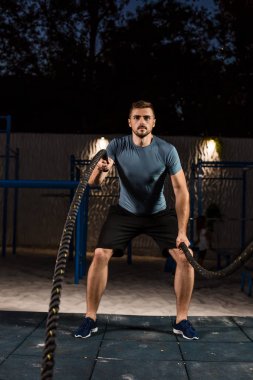 İp ile egzersiz yapan erkek