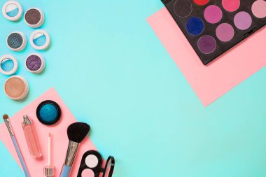 Bayan kozmetik mavi bir arka plan üzerinde modern kadın ayarla..