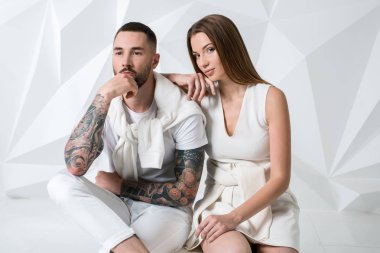 şık çift stüdyoda poz.