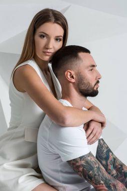 Güzel genç bir çift aşık stüdyoda beyaz arka plan üzerinde poz portresi.