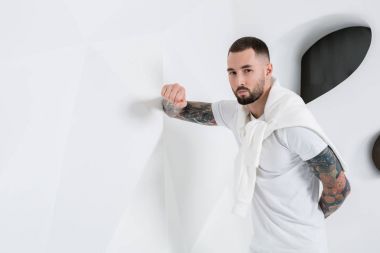 Yakışıklı erkek model beyaz giysiler giymek