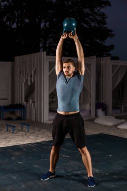 kaslı adam ağırlık itibariyle açık çalışma