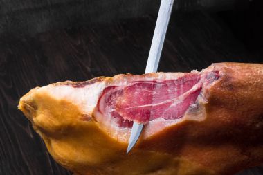 Jamon. Jamon serrano. Geleneksel İspanyolca jambon siyah yakın çekim.
