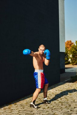 Boxer şort ve sokakta pratik eldiven