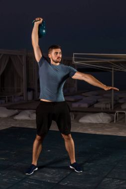 kaslı adam ağırlık itibariyle açık çalışma