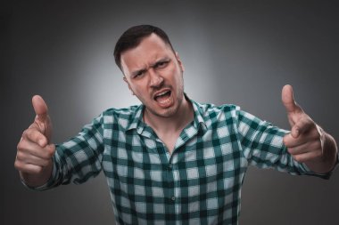 Kamera ve Puan bakarak heyecanlı adam portresi size parmak ile.