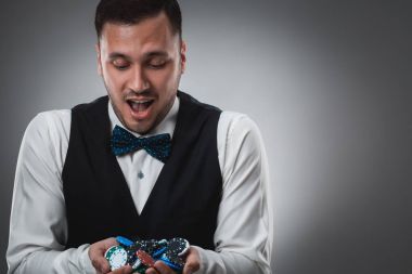 Poker oyuncusu Poker fişleri kazandıktan sonra alarak