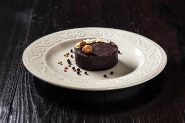 Altın fındık ile güzel bir şekilde dekore edilmiş çikolatalı kek