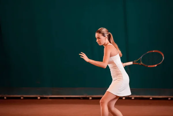 Indoor tennis court playing athlete. — Stock Photo, Image