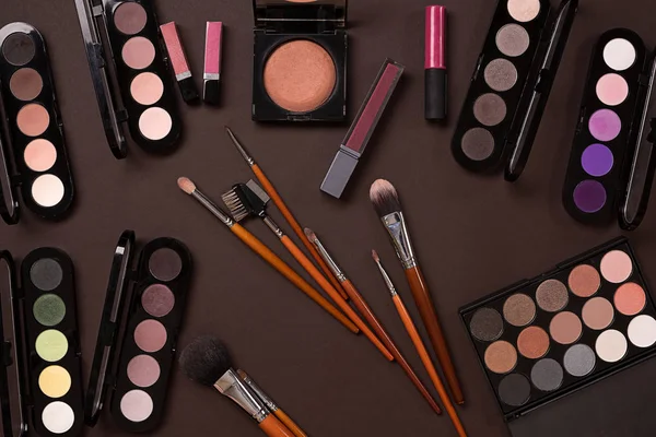 Bayan kozmetik kahverengi bir arka plan üzerinde modern kadın ayarla..