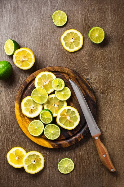 limon, kireç kayrak ve ahşap karşı en iyi arka plan dilimlenmiş