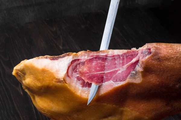 Jamon. Jamon serrano. Tradiční španělská šunka na černém zblízka. — Stock fotografie