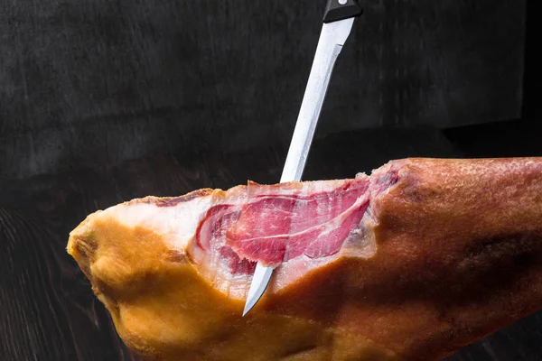 Jamon. Jamon serrano. Traditional Spanish ham on black close up. — Stock Photo, Image