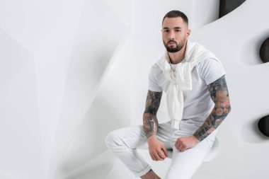 Pantolon ve Beyaz tişört giyen yakışıklı adam