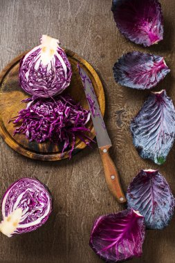 kayrak ve ahşap karşı en iyi arka plan üzerine dilimlenmiş