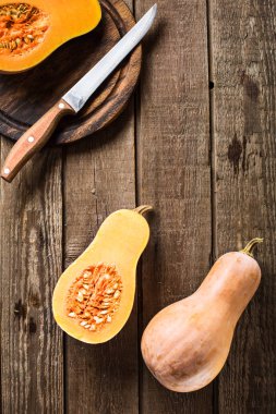 kayrak ve ahşap karşı en iyi arka plan üzerine dilimlenmiş kabak kabak