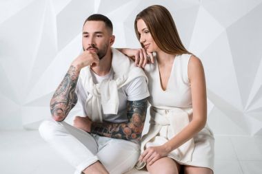 şık çift stüdyoda poz.