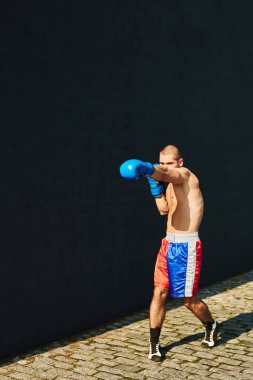 Boxer şort ve sokakta pratik eldiven