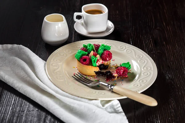 Leckere Cupcake mit Beeren auf dem Tisch aus nächster Nähe — Stockfoto