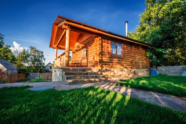 Hermosa casa de madera con césped . — Foto de Stock