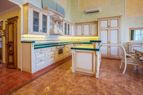 Diseño interior de una cocina moderna de lujo con el mostrador y algunas sillas detrás . —  Fotos de Stock